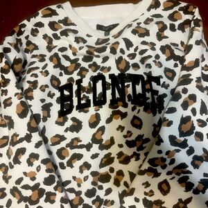 Brunette the label “BLONDE”